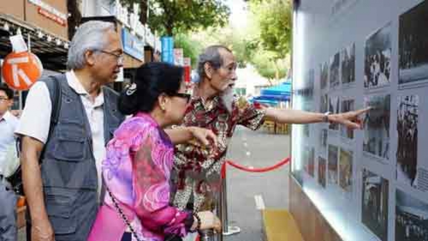 Photos feature Vietnamese expats in France over decades