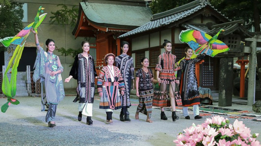 Ngoc Han shines at Minh Hanh’s collection in Japan