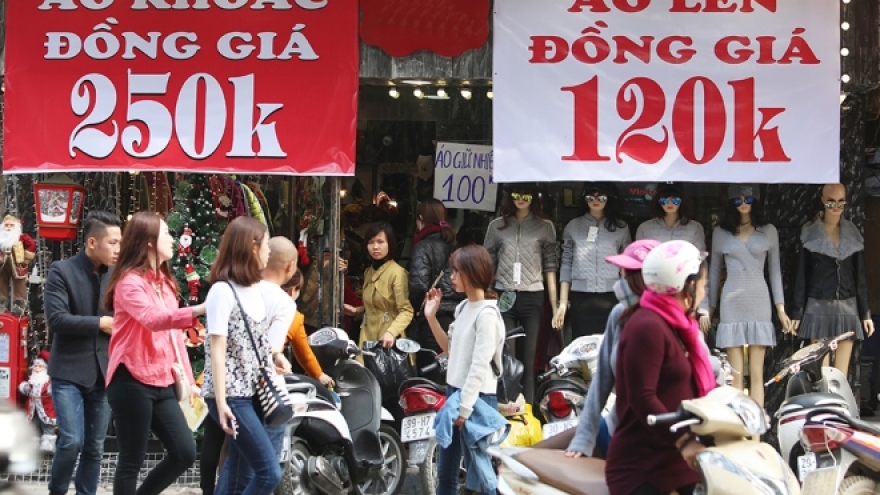 Hanoi fashion stores spill onto the streets for New Year sale