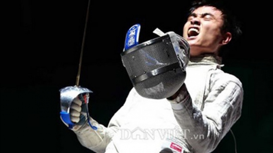 An and Dung gain points in RoK fencing event