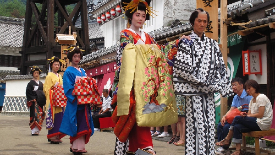 Festivalgoers immerse in Japanese culture