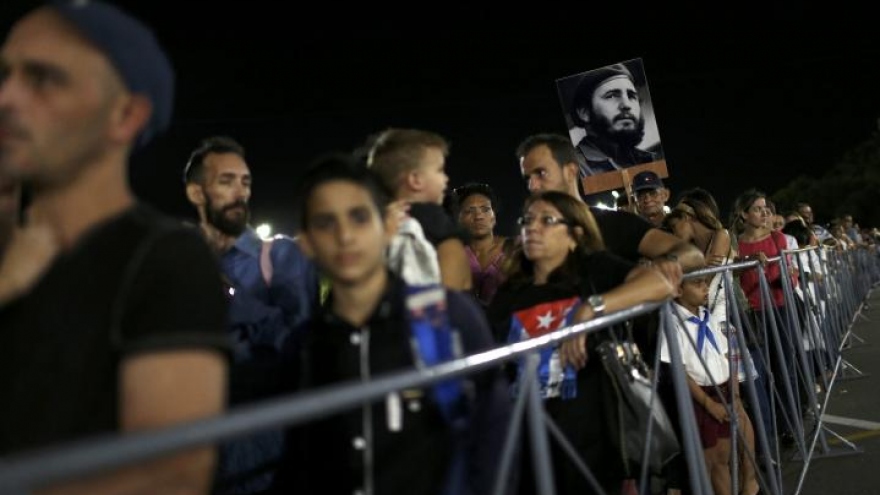 
        'Viva Fidel!': Tens of thousands pay last respects to Cuba's Castro
                              