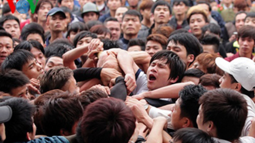 Male villagers fight for bamboo tree to have son
