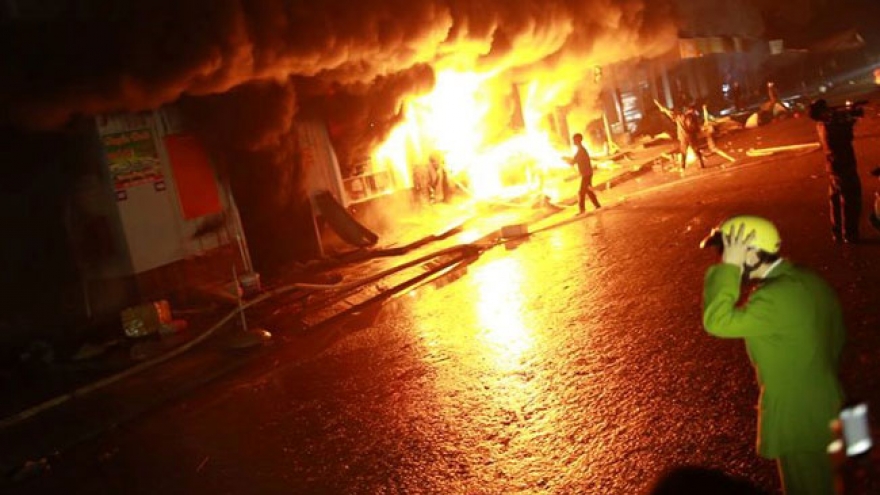 Pho Hien market destroyed by fire