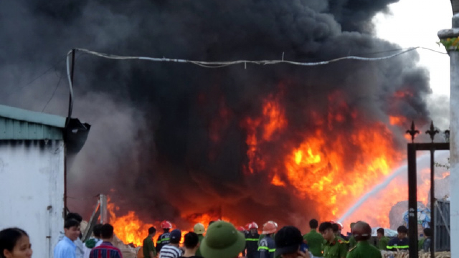 Blackout hits entire Vung Tau as fire blazes near major power line