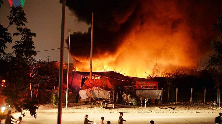 Fire engulfs Hanoi scrap warehouse