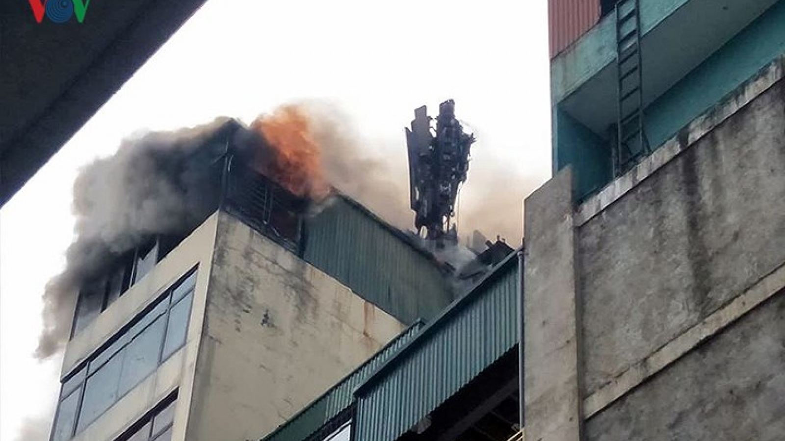 Fire destroys Hanoi karaoke bar