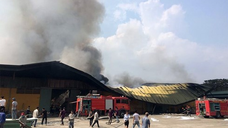 Massive fire rips through wood workshop in Hung Yen