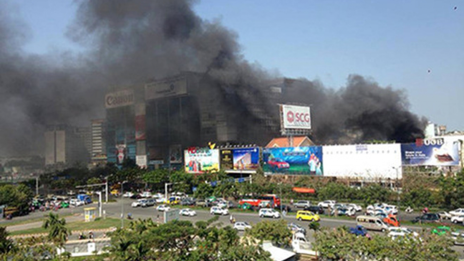 Fire breaks out at Tan Son Nhat parking deck