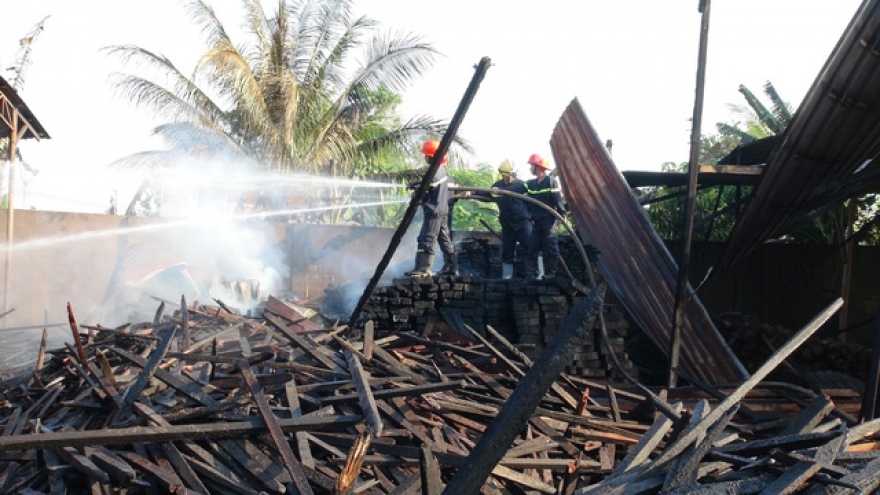 Fire destroys 200sq.m wooden workshop in Binh Phuoc