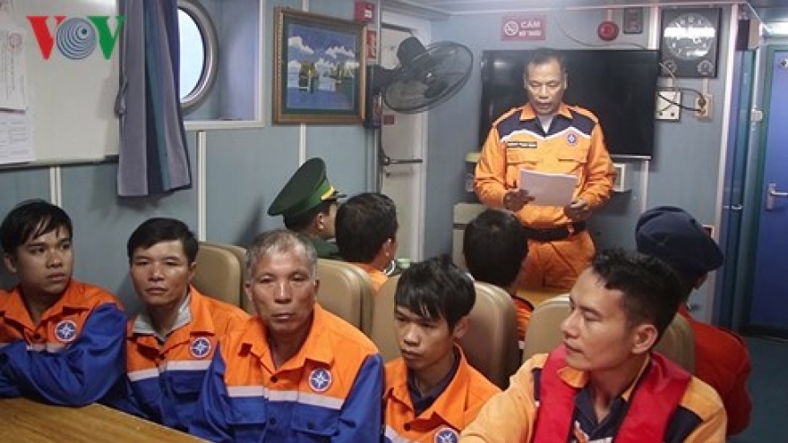 10 fishermen rescued from peril at sea