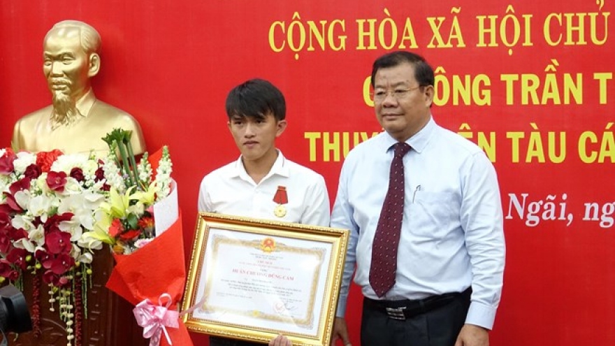 Quang Ngai fisherman praised for saving others at sea