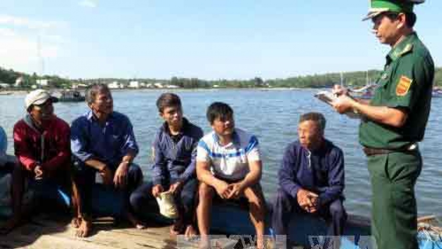 Five fishermen on sunk fishing boat return to land