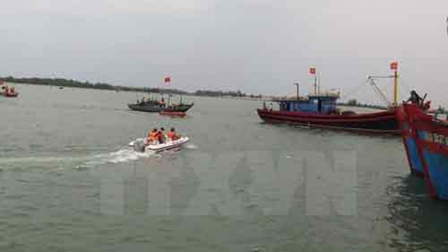 Vietnamese fishermen rescue five Malaysian counterparts at sea
