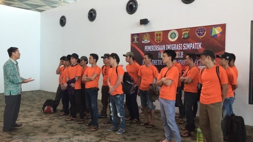Indonesia returns more Vietnamese fishermen