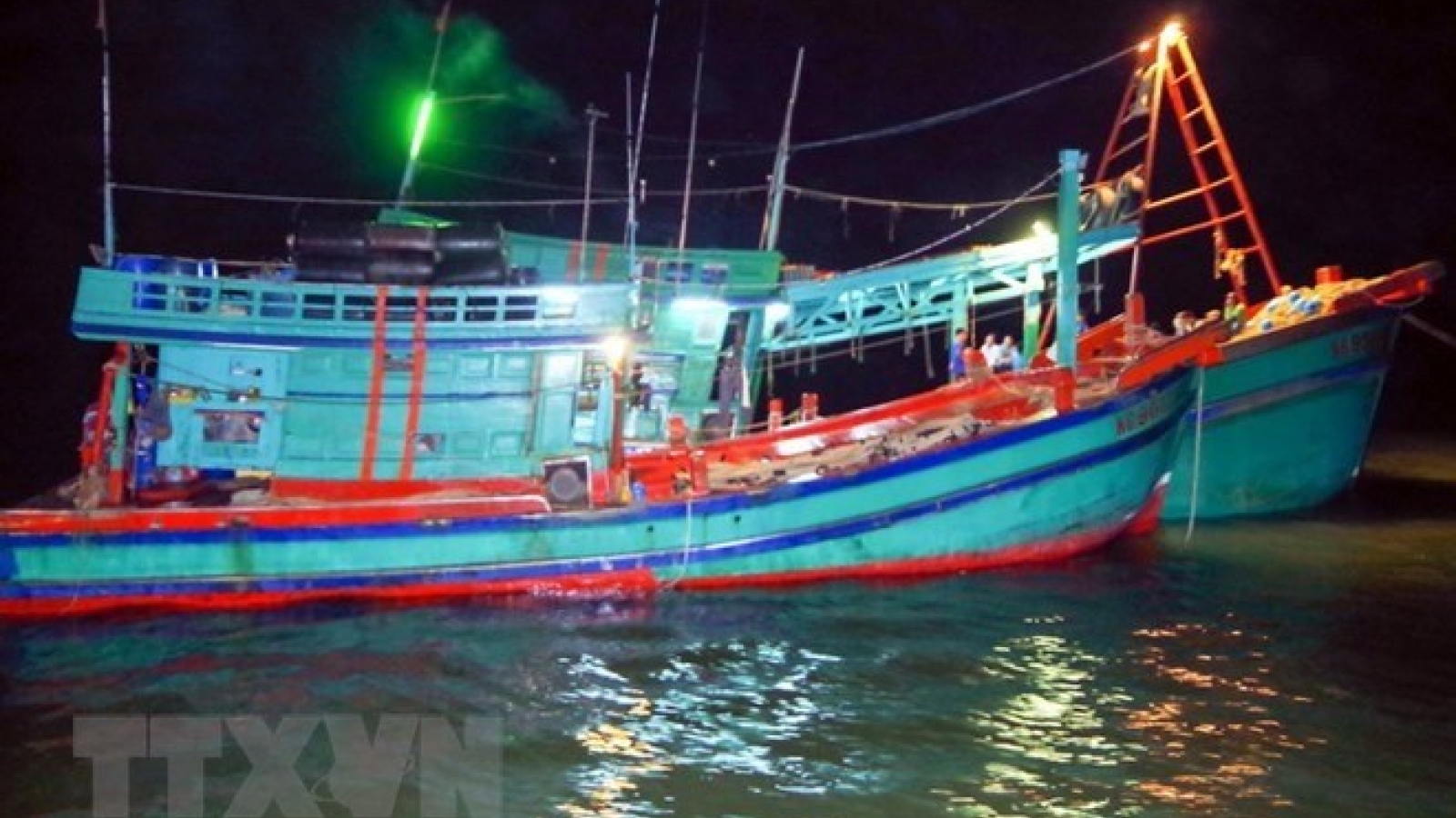 Ca Mau fishermen receive loans to build or upgrade ships