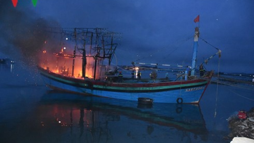 Nghe An: Nearly VND2 billion lost in fishing boat fire