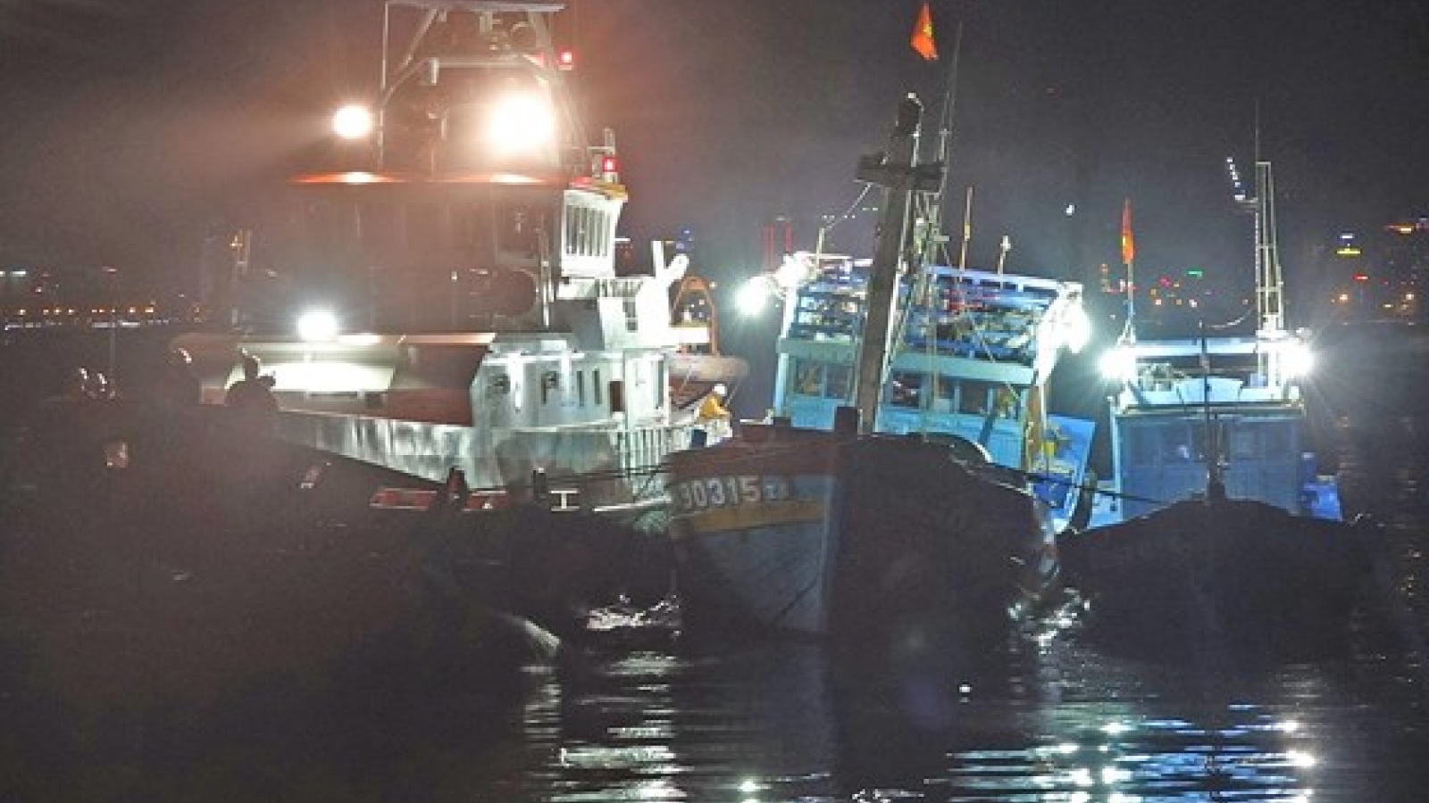 16 saved aboard drifting fishing boats
