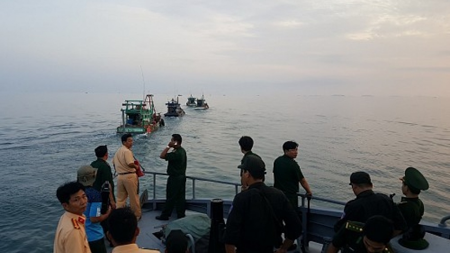 Officers detained by illegal fishermen in southern Vietnam