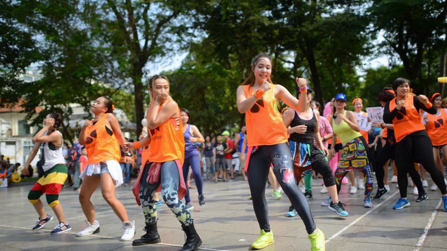 Hundreds participate in flash mob dance in Hanoi