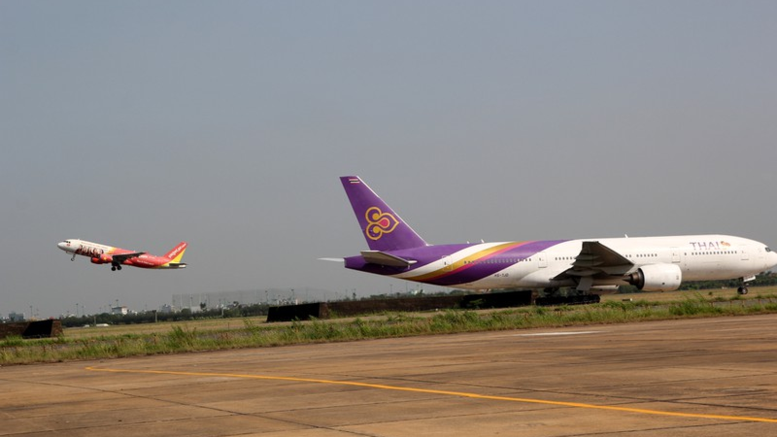 Impending impact of storm No.5 causes cancellation of domestic flights