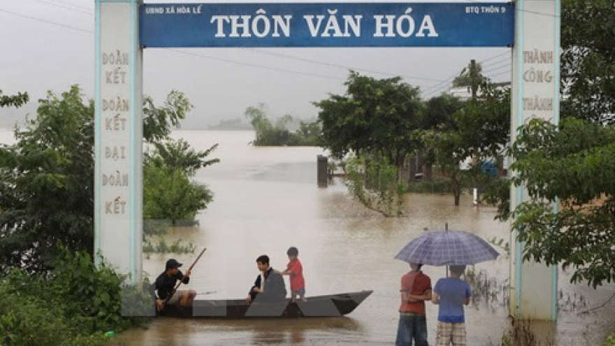 
        OVs make donations to help flood victims in central region
                              