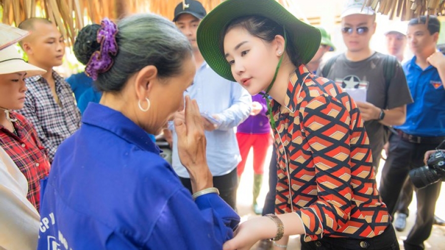 Le Au Ngan Anh, MC Phan Anh support Yen Bai flood victims 