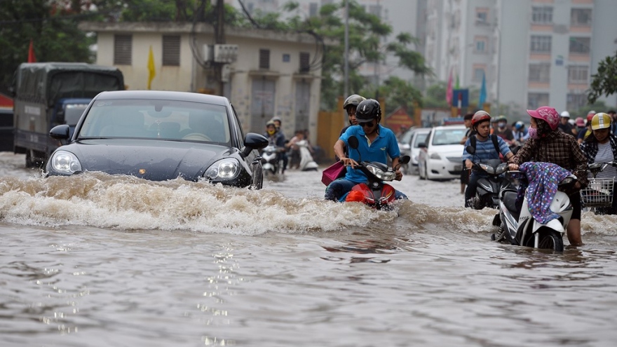 Hanoians struggle with heavy flooding