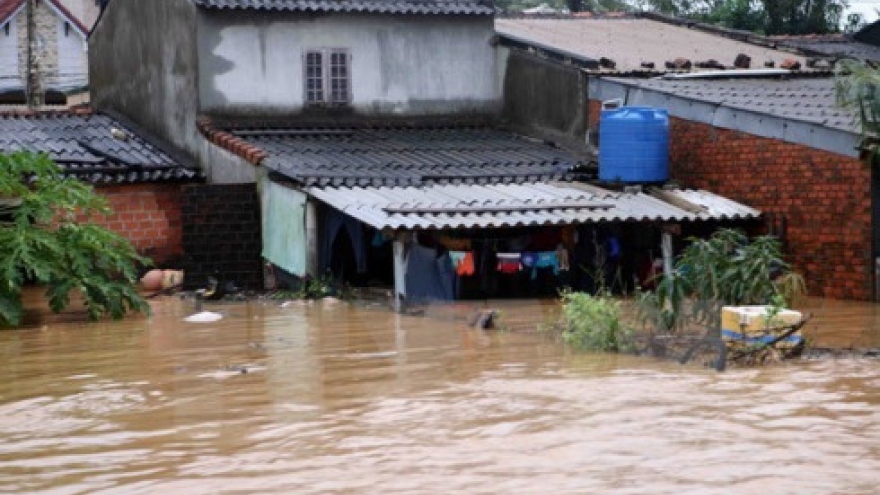 Vietnam Embassy in Laos lends helping hand to flood victims