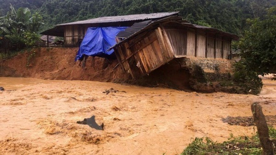 Vietnamese Embassy in Laos supports flood victims at home