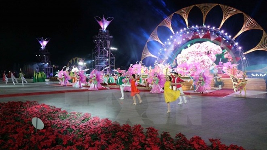 
        Free wine for visitors at Da Lat Flower Festival
                              