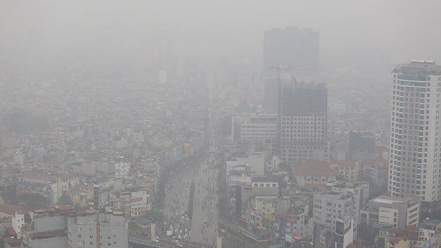 Thick mist covers Hanoi leading to low visibility 