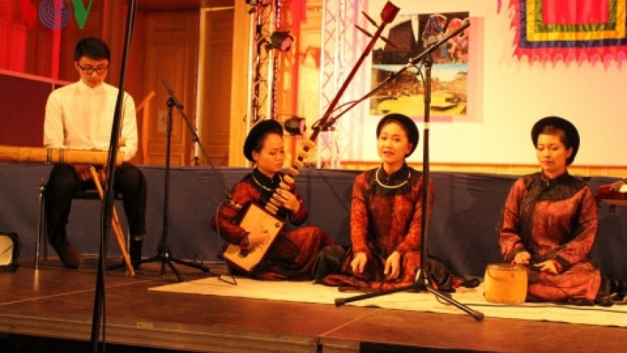 Story telling in folk music enthrals audiences