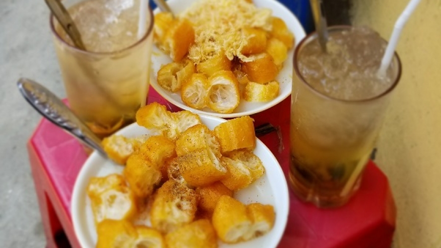 Exploring a two-decade-old “Chao suon” cart vendor in Hanoi’s Old Quarter