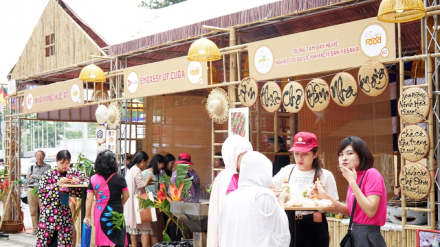 Delectable street foods served up at Hanoi festival