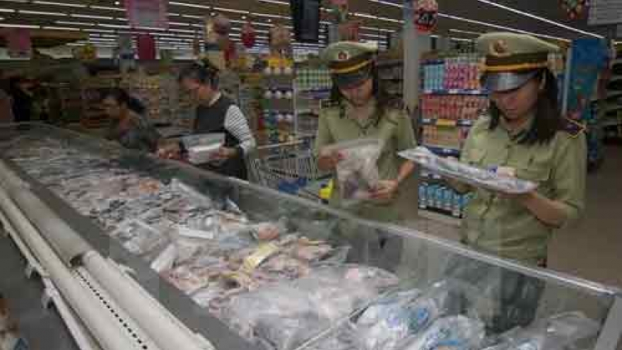 
        Officials urge tighter food safety control
                              