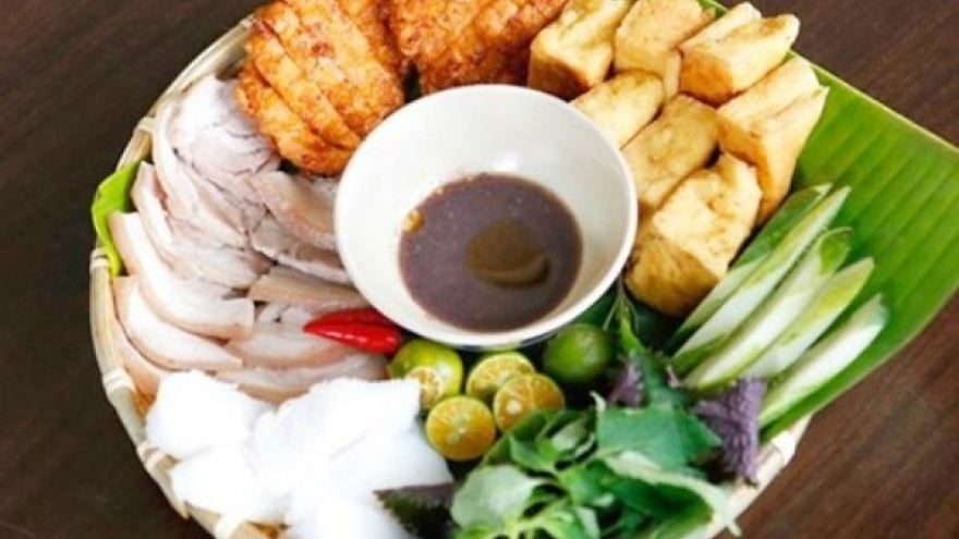 Hoang Cau – A street for food in Hanoi