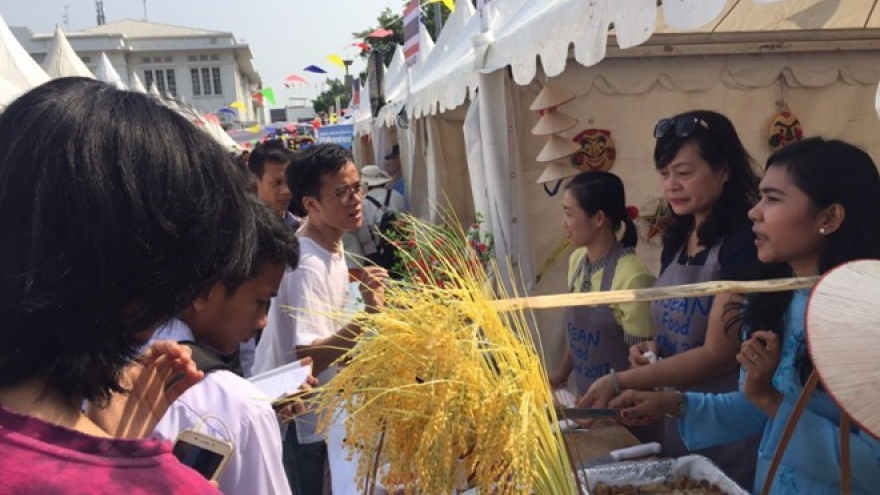 Vietnam’s signature Nem introduced at food festival in Indonesia