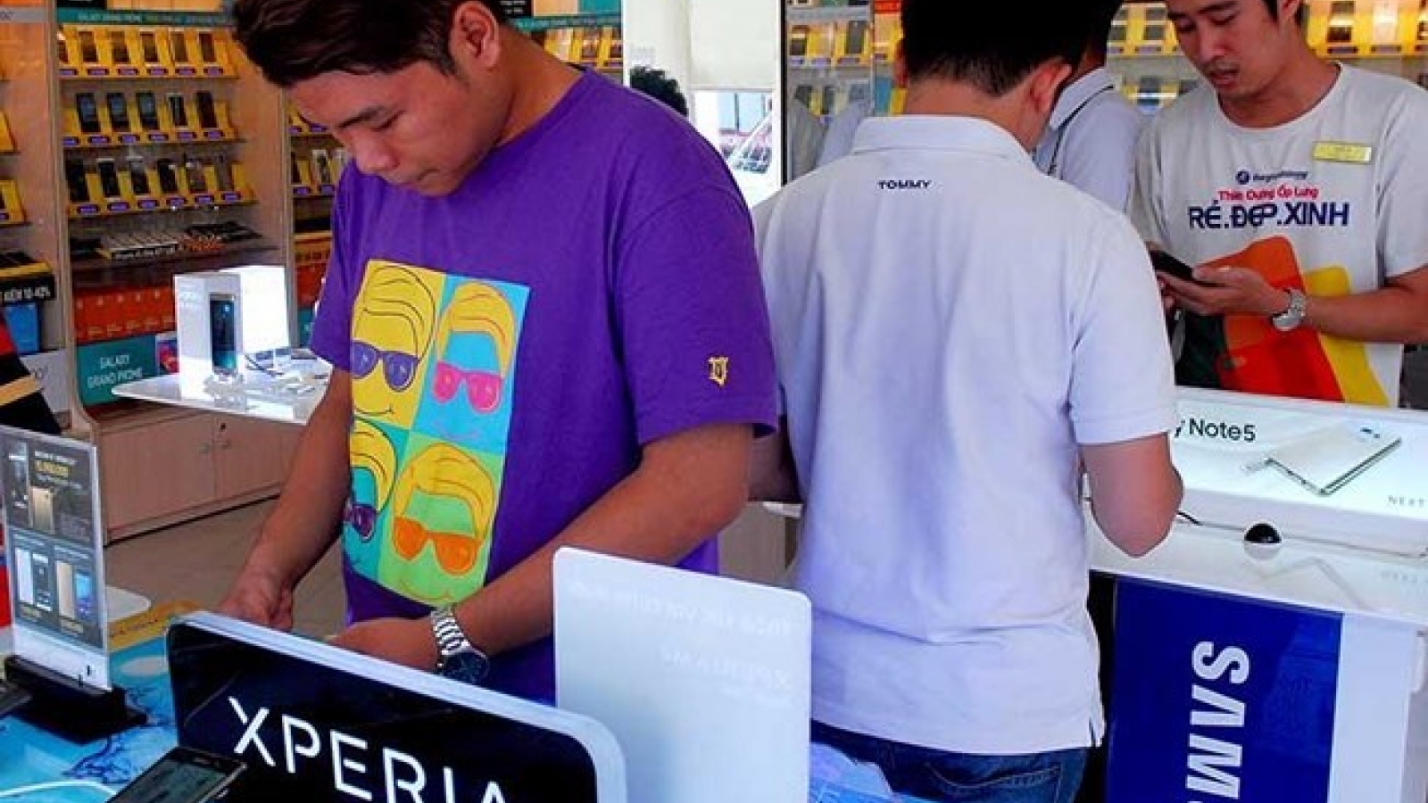 Foreign mobilephone manufacturers flock to Vietnam amid Chinese rise
