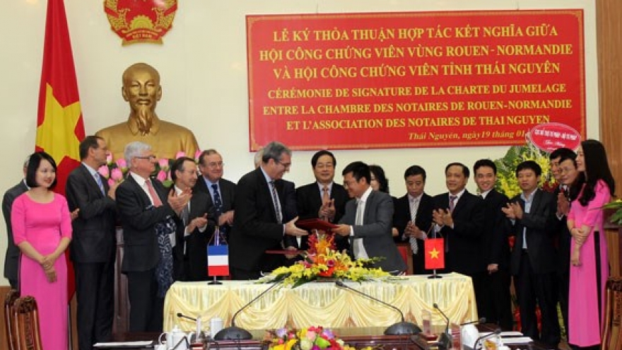 Vietnamese, French notary associations establish twin ties