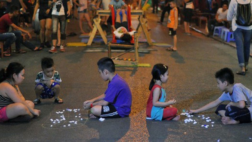 
        Hanoi offers free street food and entertainment
                              