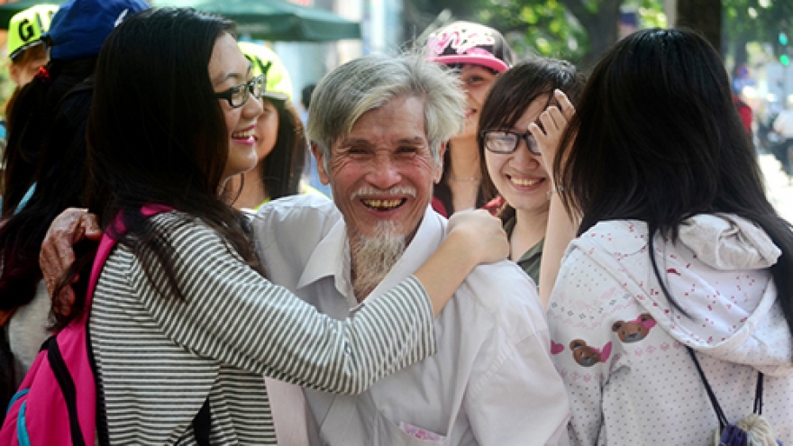 HCM City students join Int’l Free Hugs Day