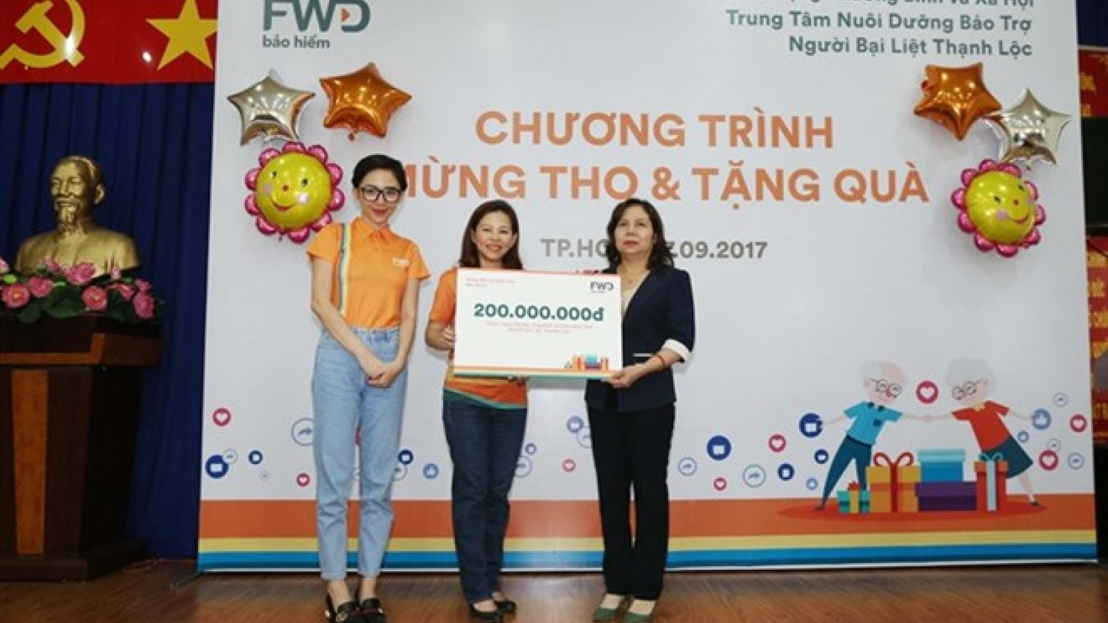 FWD employees "share happiness" with elderly