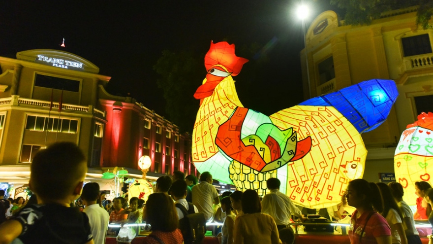 Giant Mid-Autumn Festival chicken lantern draws lots of attention 