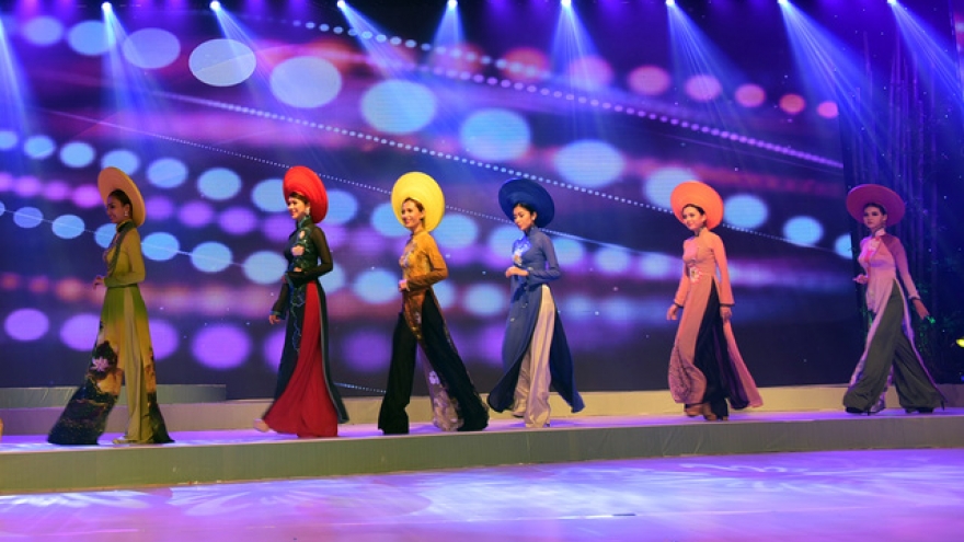 ‘Vietnam Night’ opens int’l tourism expo, impresses foreign tourism businesses