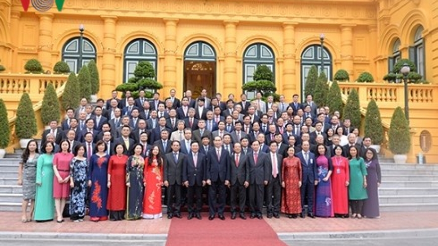 President meets Vietnamese chief representatives overseas