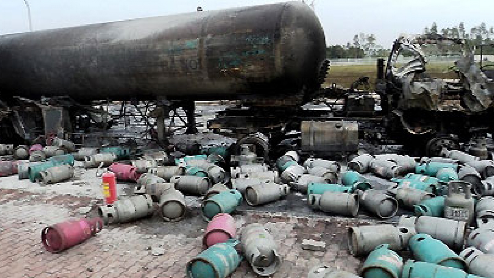 Gas explosion injures 37 people