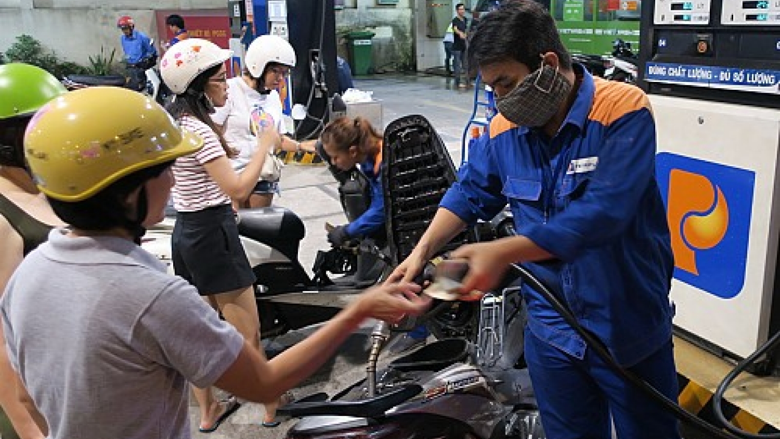 Vietnam proposes hiking environmental protection tax on gasoline