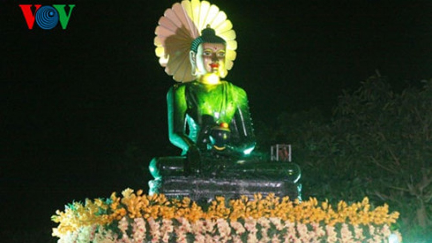Jade Buddha draws massive crowds in Haiphong City