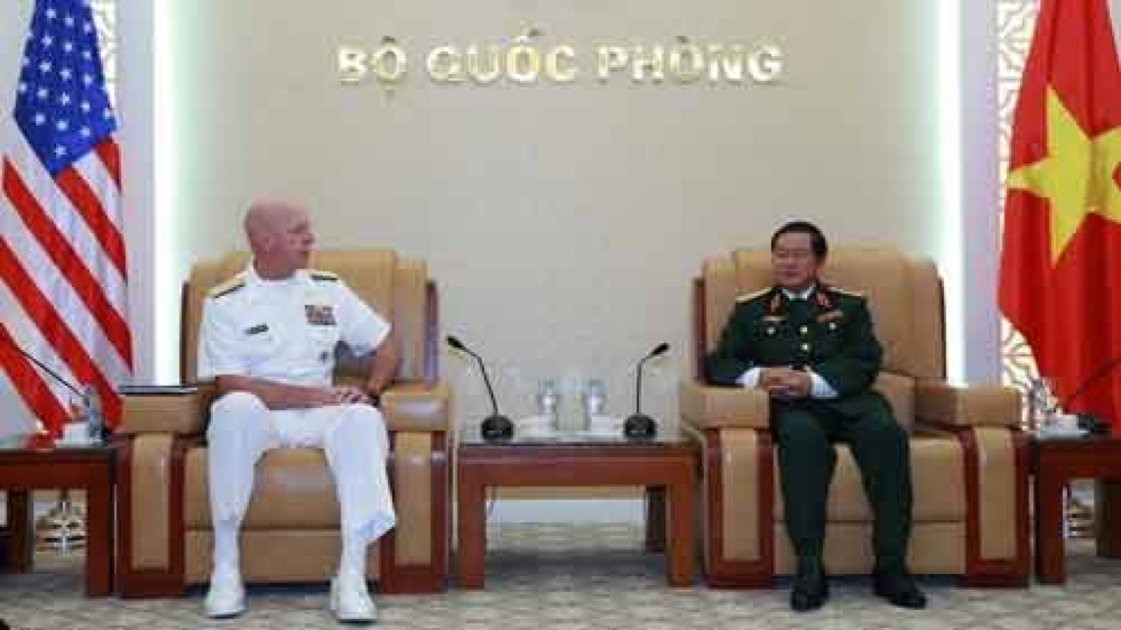 Vietnamese General receives US Commander